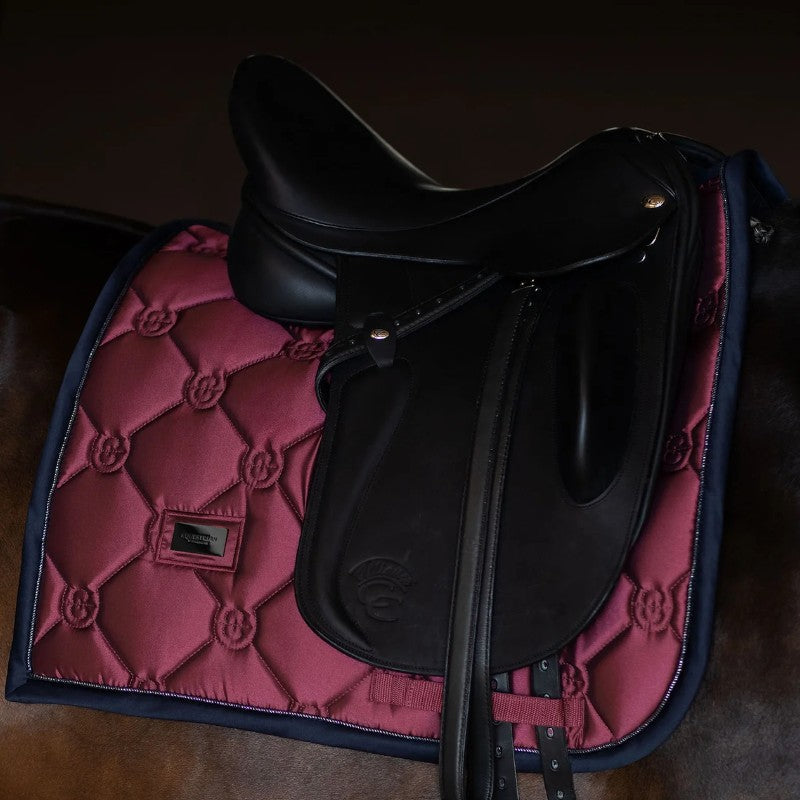 Equestrian Stockholm - Tapis de dressage Twill Luxe rouge foncé