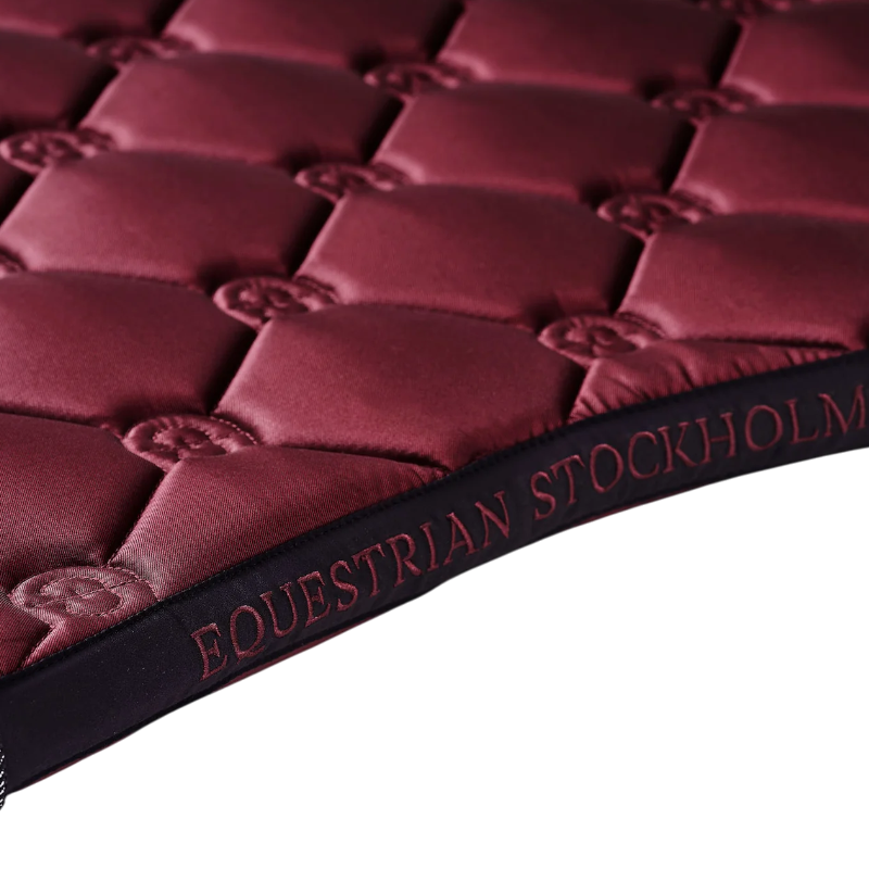 Equestrian Stockholm - Tapis de selle Twill Luxe rouge foncé | - Ohlala
