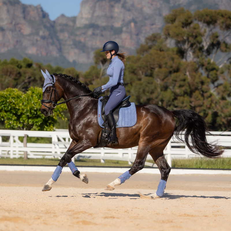 LeMieux - Tapis de dressage Suede powder blue | - Ohlala
