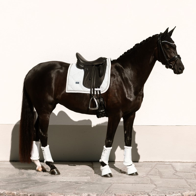 Equestrian Stockholm - Tapis de dressage Timeless White Glimmer blanc | - Ohlala