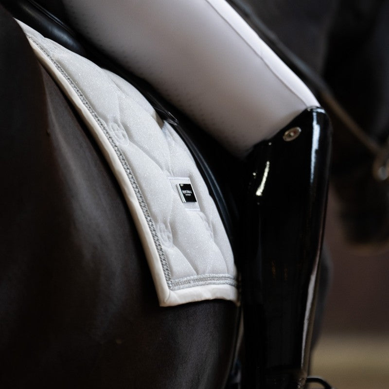Equestrian Stockholm - Tapis de dressage Timeless White Glimmer blanc | - Ohlala