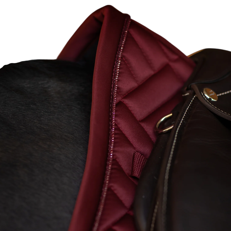 Equestrian Stockholm - Tapis de selle Modern bordeaux | - Ohlala