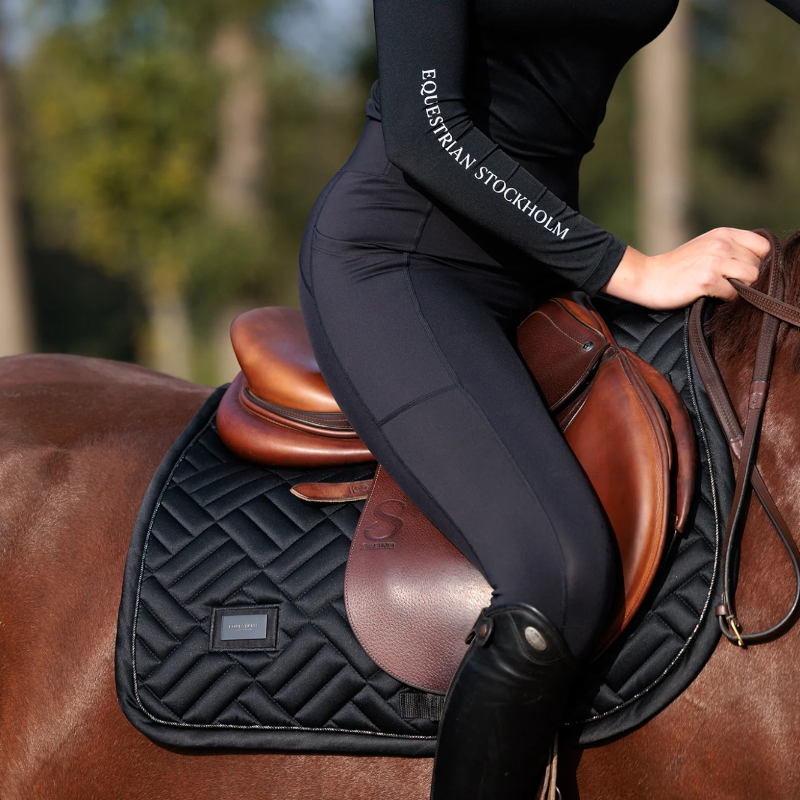 Equestrian Stockholm - Tapis de selle Modern noir | - Ohlala