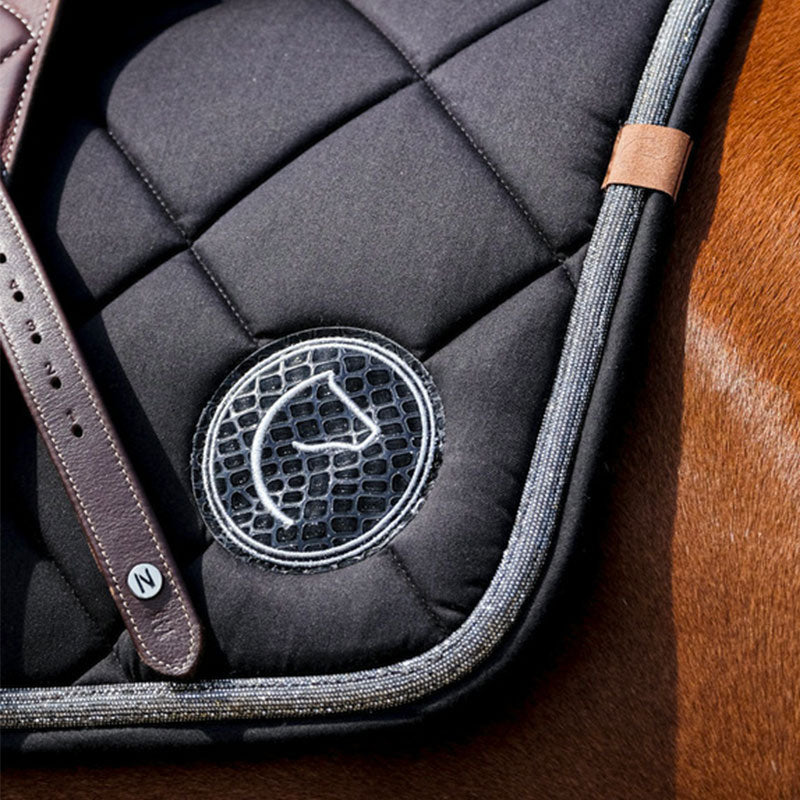 Equithème - Tapis de selle Badge 2.0 noir | - Ohlala