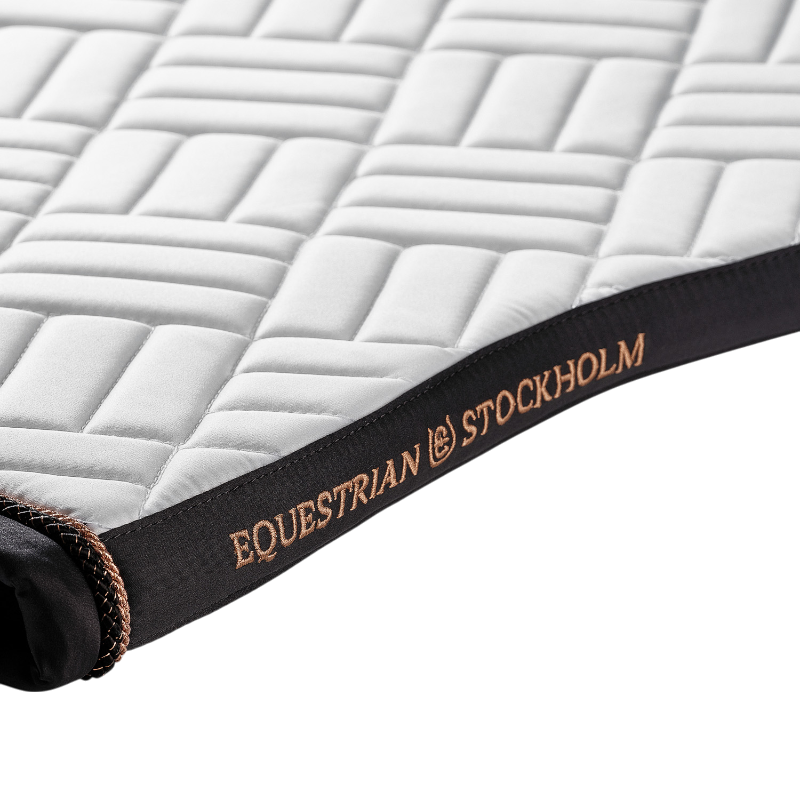 Equestrian Stockholm - Modern Dark Ocean witte/marine dressuurtapijt 