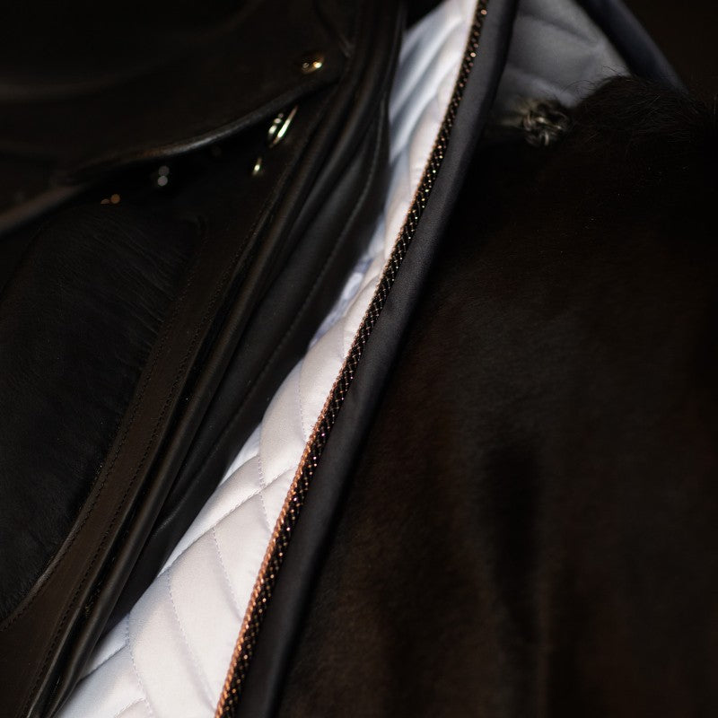 Equestrian Stockholm - Modern Dark Ocean witte/marine dressuurtapijt 