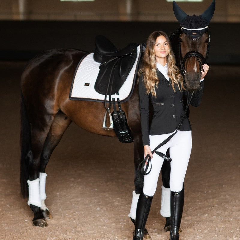 Equestrian Stockholm - Modern Dark Ocean witte/marine dressuurtapijt 