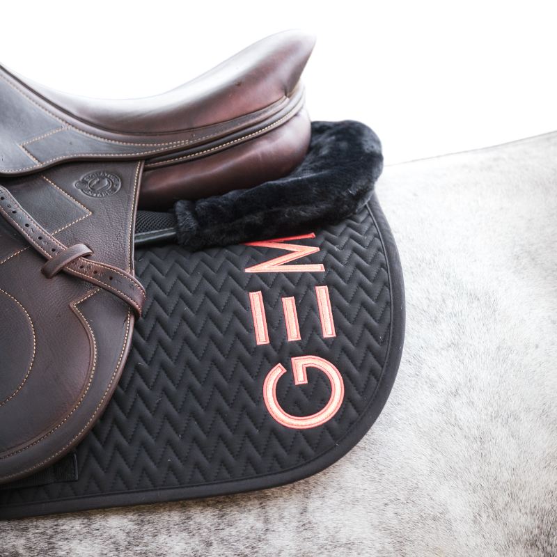 GEM - Tapis de selle Ten noir/ corail