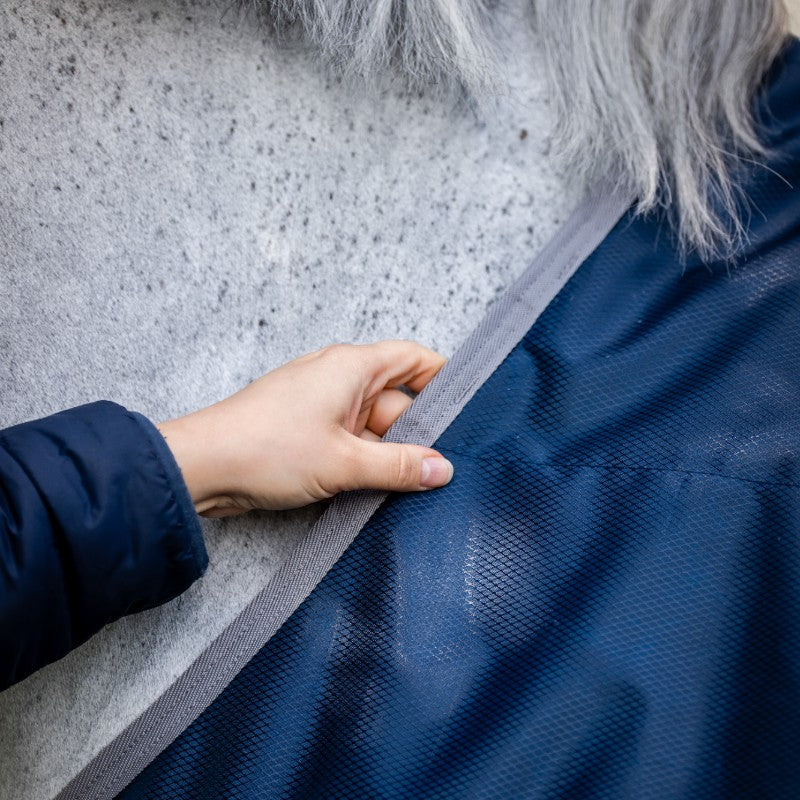 Horseware - Couverture de box thérapeutique Ionic Therapy imperial blue/ argent/ marine 50g