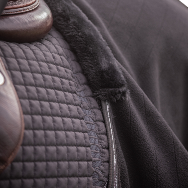 Paddock Sports - Zwarte diagonale fleece deken 