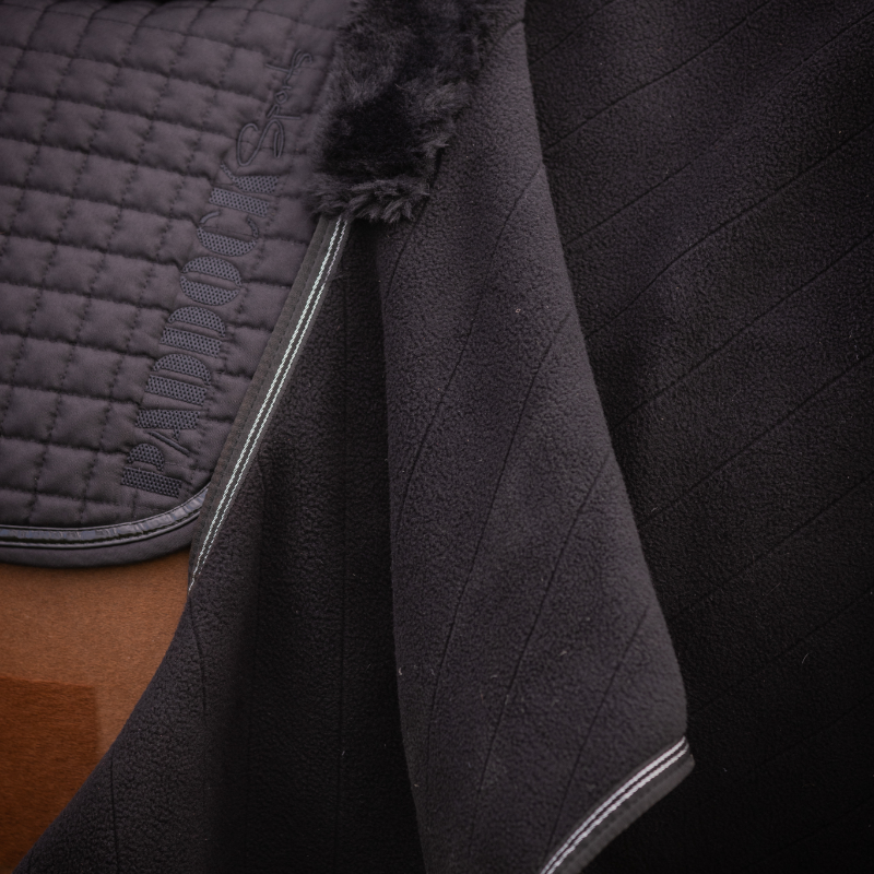 Paddock Sports - Zwarte diagonale fleece deken 