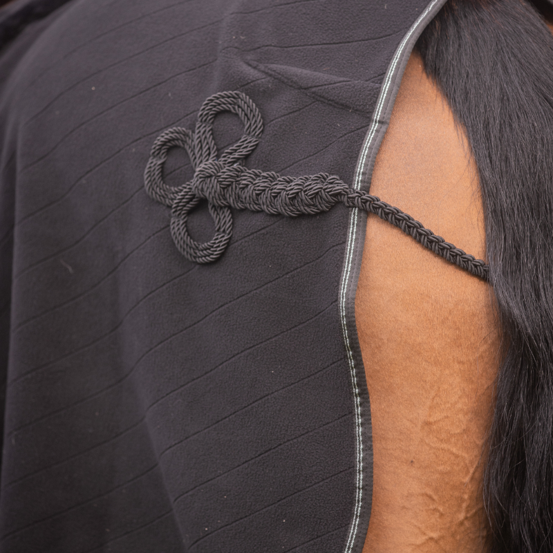 Paddock Sports - Zwarte diagonale fleece deken 