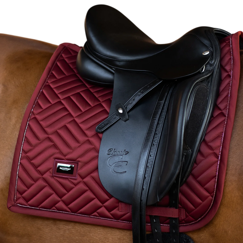 Equestrian Stockholm - Moderne bordeaux dressuurtapijt 