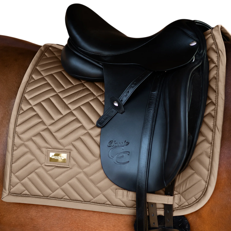 Equestrian Stockholm - Moderne champagne dressuurmat 