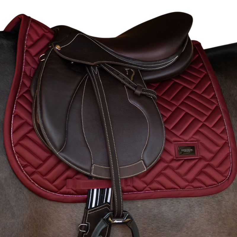 Equestrian Stockholm - Modern bordeaux zadeldek 