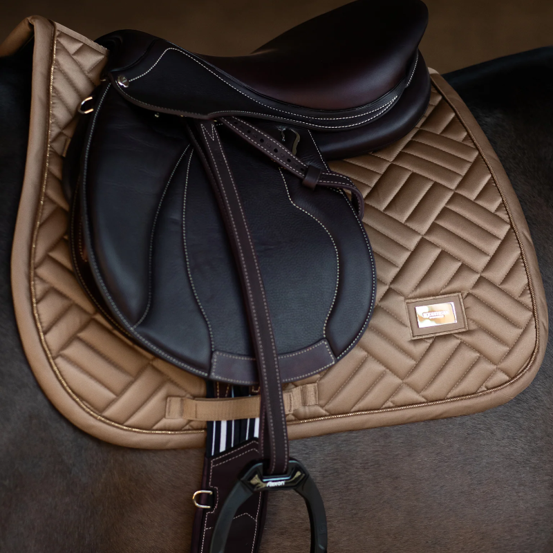Equestrian Stockholm - Modern champagne zadelpad 
