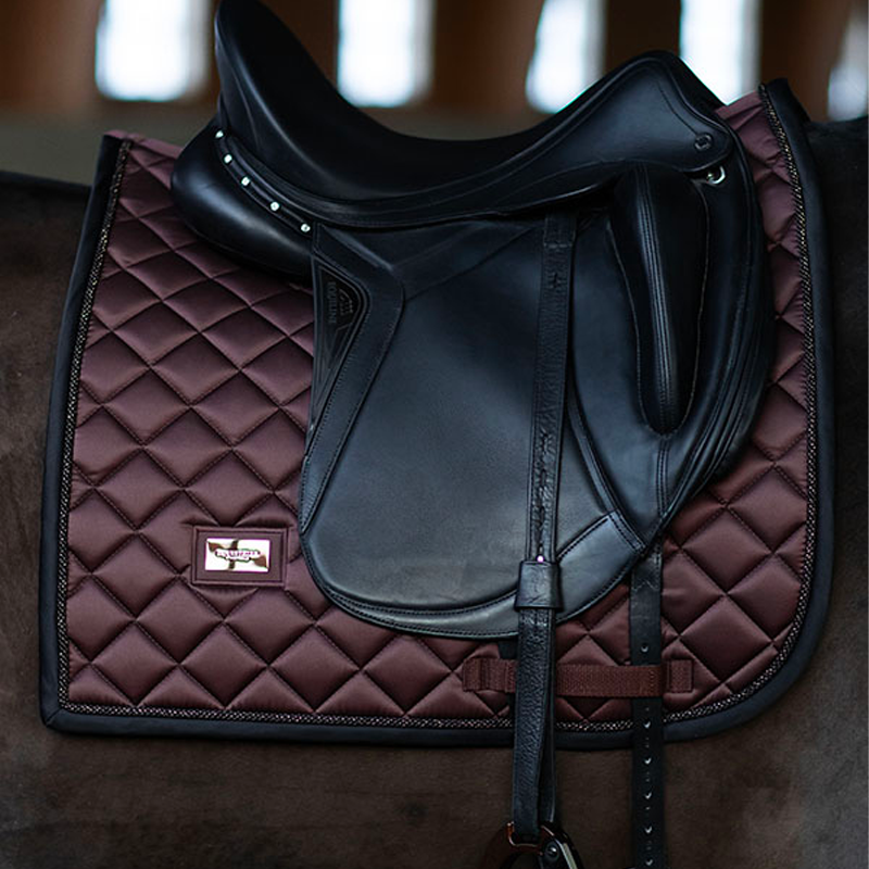 Equestrian Stockholm - Tapis de dressage Endless Glow marron | - Ohlala