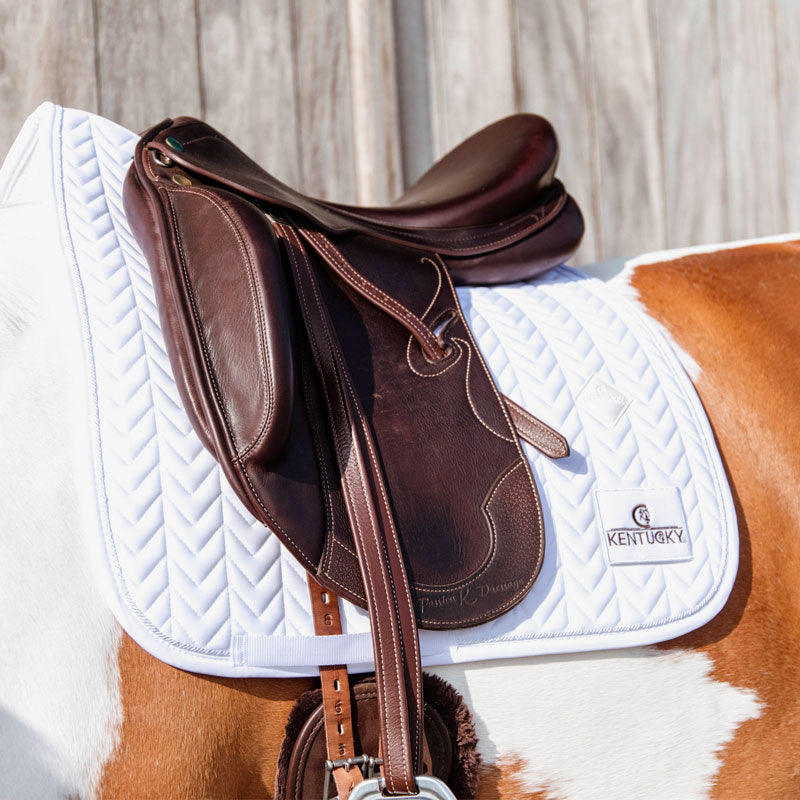 Kentucky Horsewear - Tapis de dressage fishbone blanc avec numéros | - Ohlala